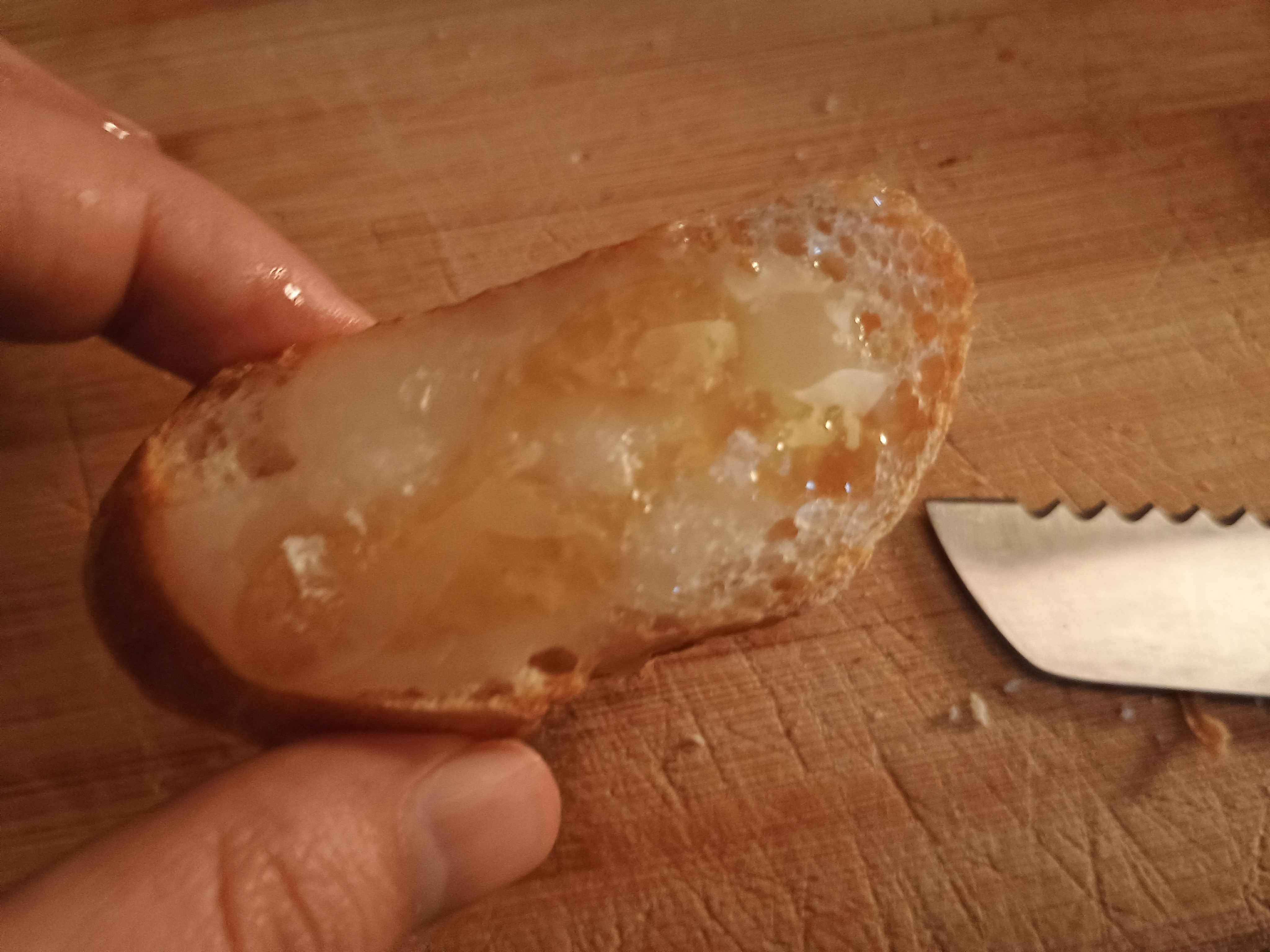 面包上放上熊油，淋上蜂蜜和盐片。